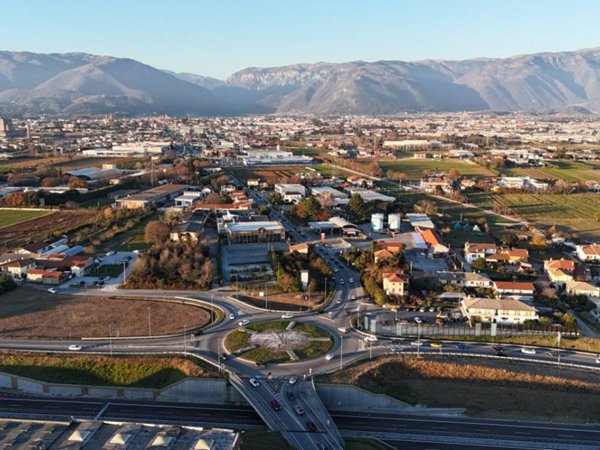 locale commerciale in vendita a Rosà