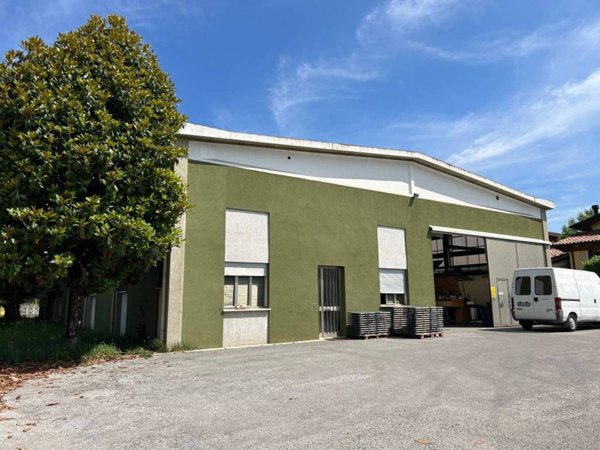 locale commerciale in vendita a Rosà