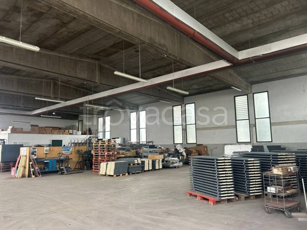 locale commerciale in vendita a Rosà