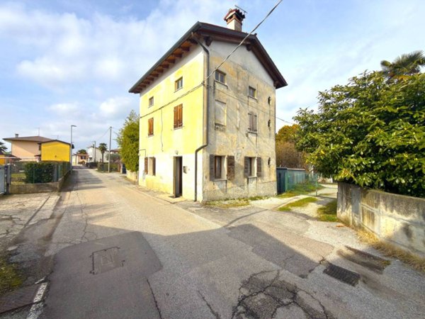 casa indipendente in vendita a Rosà in zona Travettore