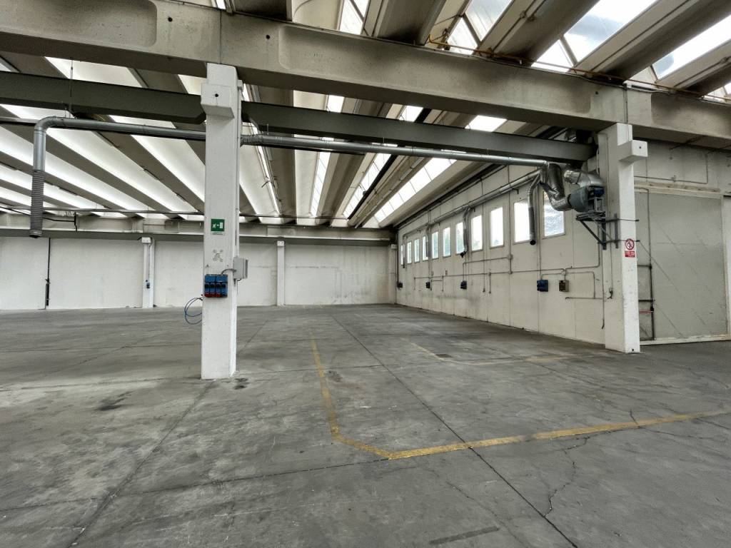 locale commerciale in vendita a Rosà