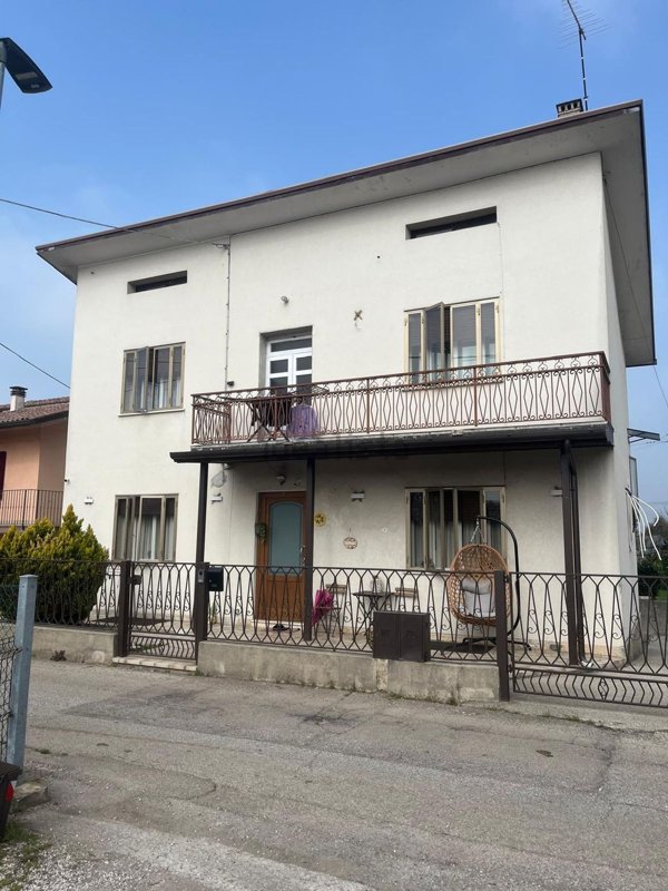 casa indipendente in vendita a Rosà in zona Travettore