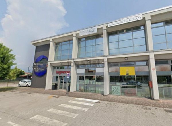 negozio in vendita a Rosà in zona Cusinati