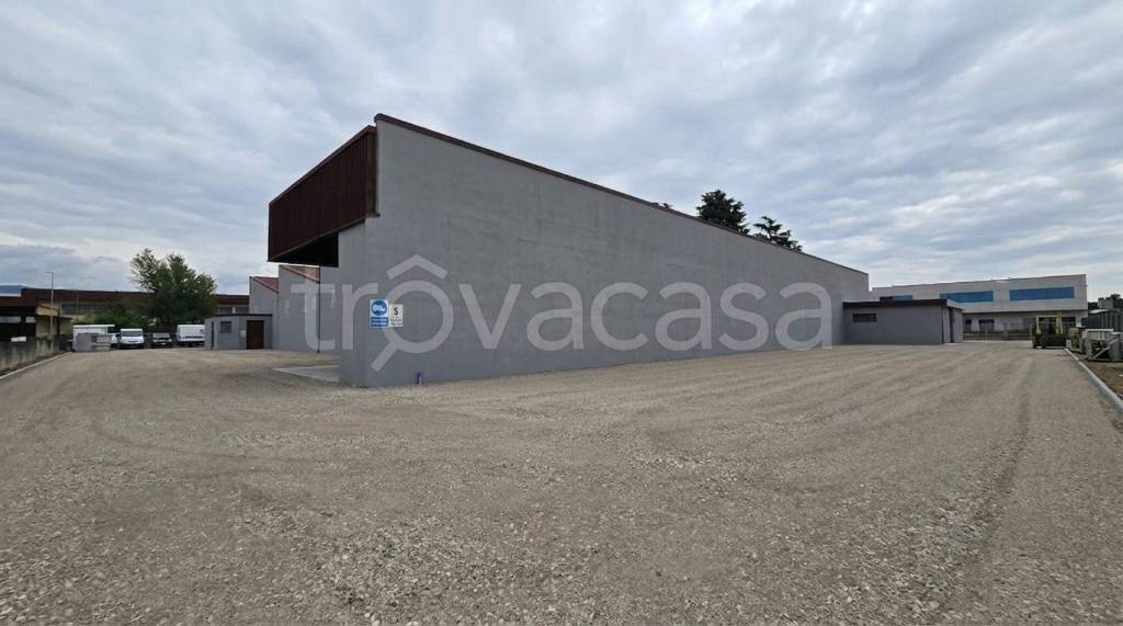 locale commerciale in vendita a Rosà