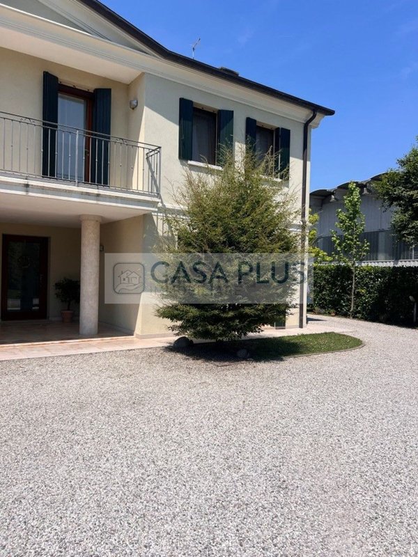 casa indipendente in vendita a Rosà