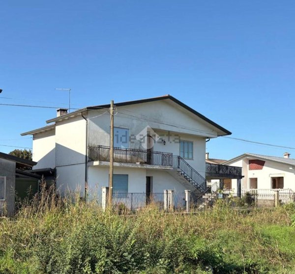 esavano in vendita a Rossano Veneto