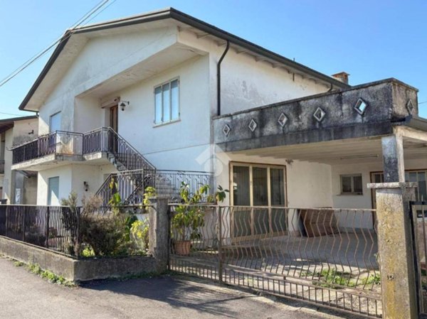 esavano in vendita a Rossano Veneto