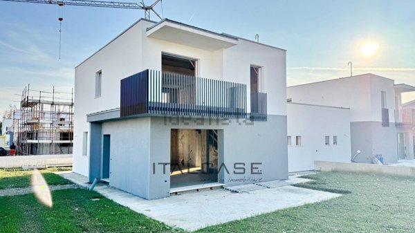 casa indipendente in vendita a Rossano Veneto
