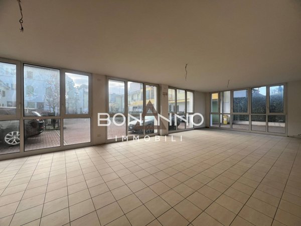 locale commerciale in vendita a Rossano Veneto