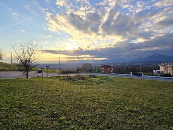 casa indipendente in vendita a Salcedo