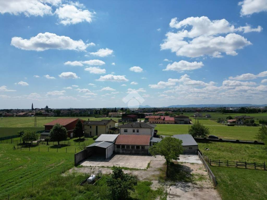 locale commerciale in vendita a Sandrigo