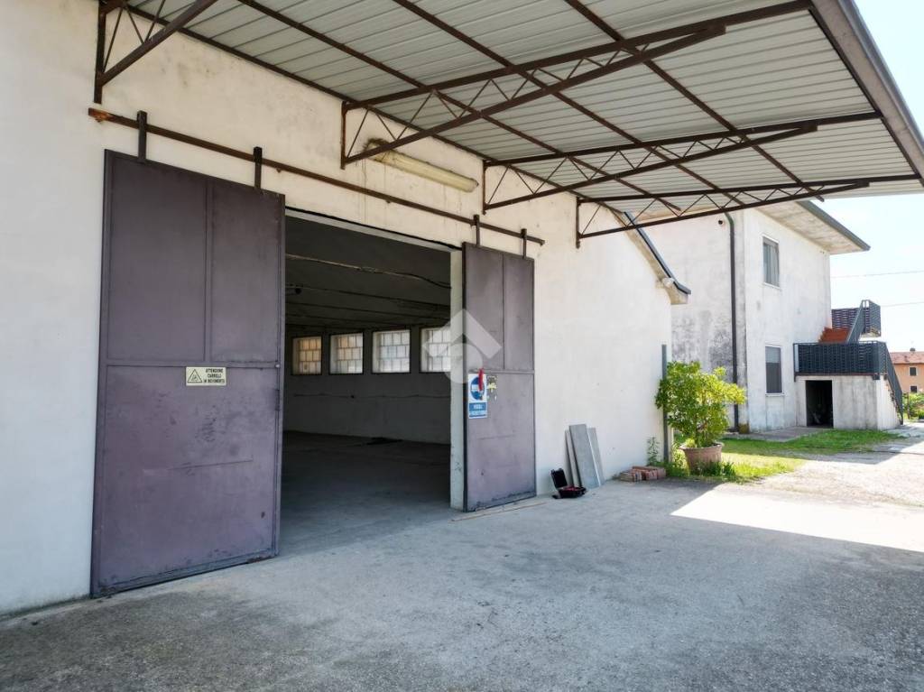 locale commerciale in vendita a Sandrigo