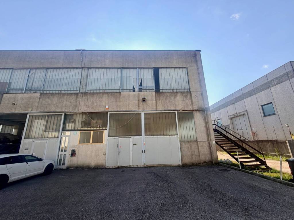 locale commerciale in vendita a San Vito di Leguzzano