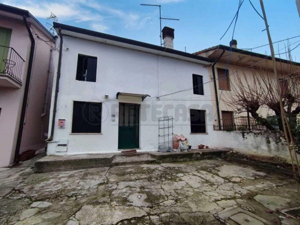 pentavano in vendita a Sarego in zona Monticello di Fara