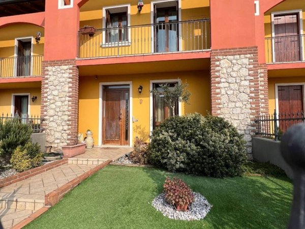 casa indipendente in vendita a Sarego in zona Monticello di Fara