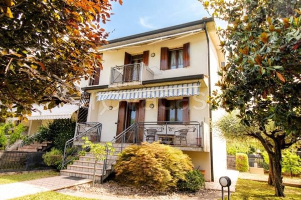 casa indipendente in vendita a Sarego in zona Monticello di Fara