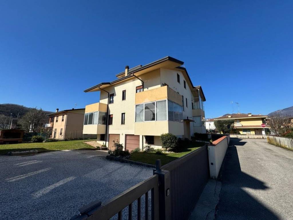 appartamento in vendita a Schio in zona Magrè