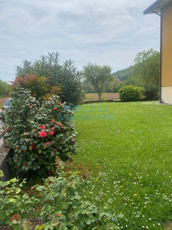 appartamento in vendita a Schio in zona Magrè