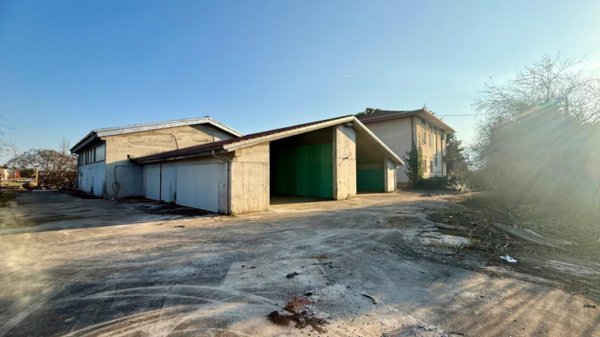 locale di sgombero in vendita a Schio in zona Giavenale