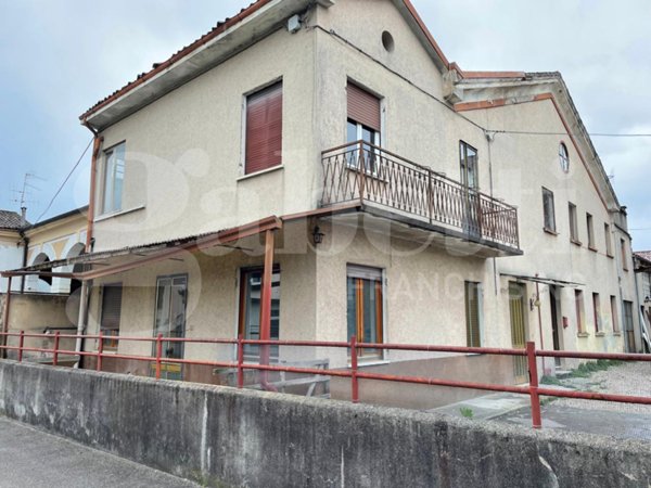 casa indipendente in vendita a Schio in zona Magrè