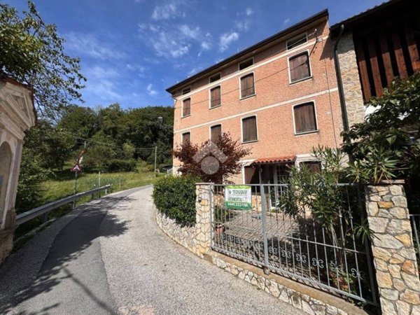 casa semindipendente in vendita a Schio in zona Tretto