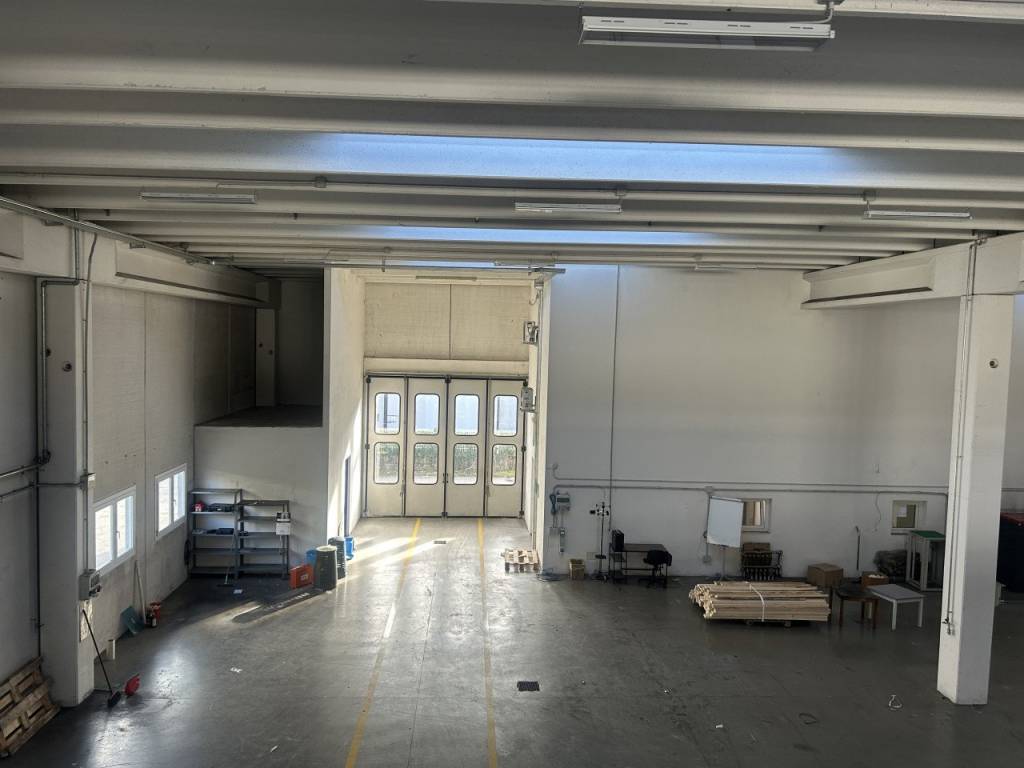 locale commerciale in vendita a Schio