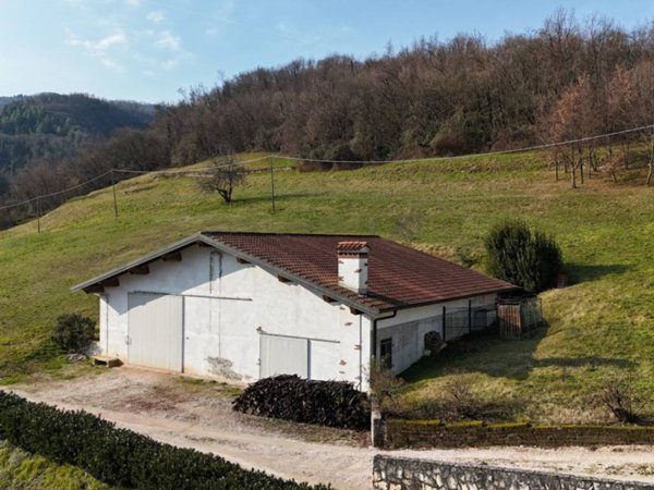 locale commerciale in vendita a Schio