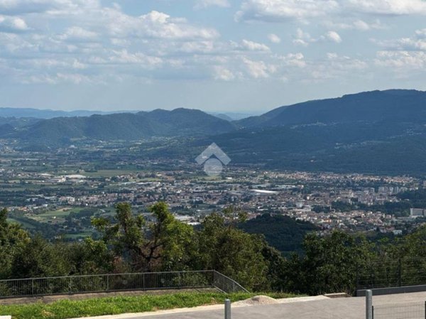 terreno edificabile in vendita a Schio in zona Tretto