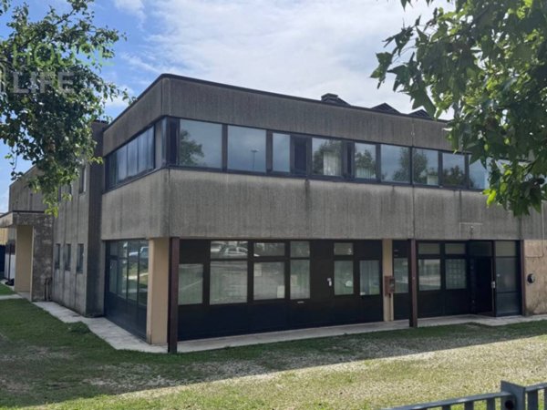 locale commerciale in vendita a Schio