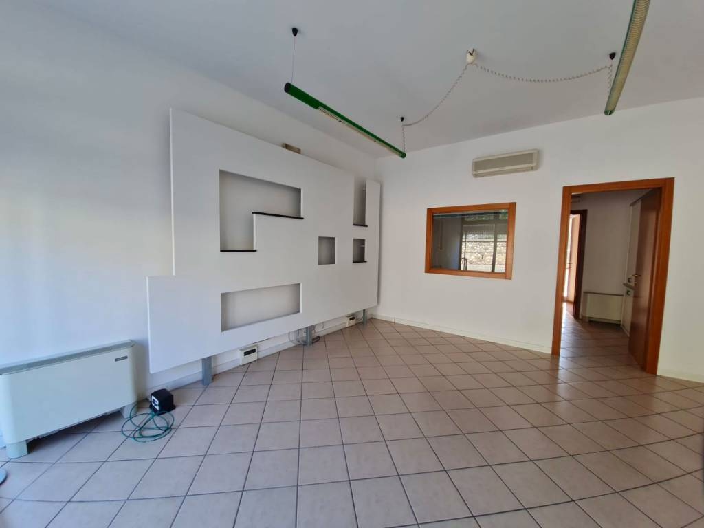 negozio in affitto a Schio in zona Magrè
