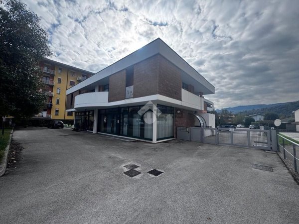 locale commerciale in vendita a Schio