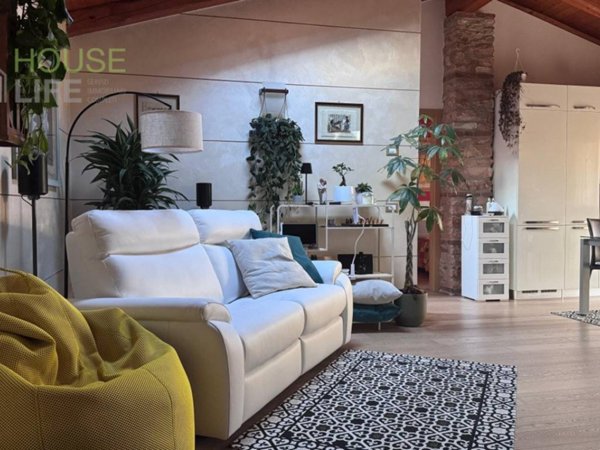 appartamento in vendita a Schio in zona Magrè