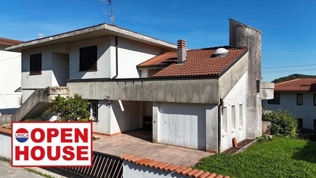 appartamento in vendita a Schio in zona Magrè