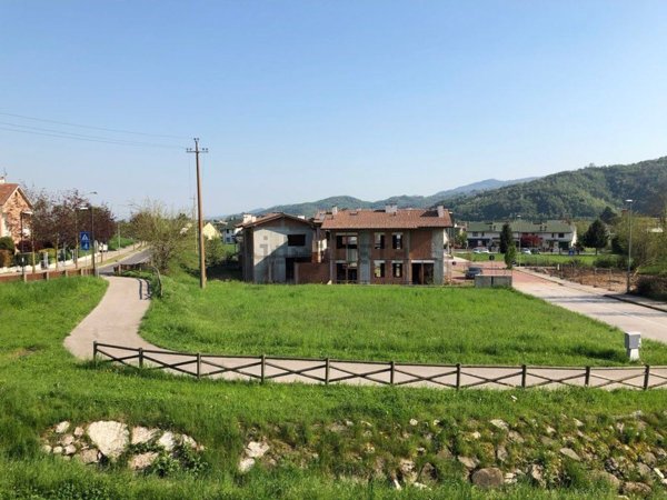 terreno edificabile in vendita a Schio in zona Poleo