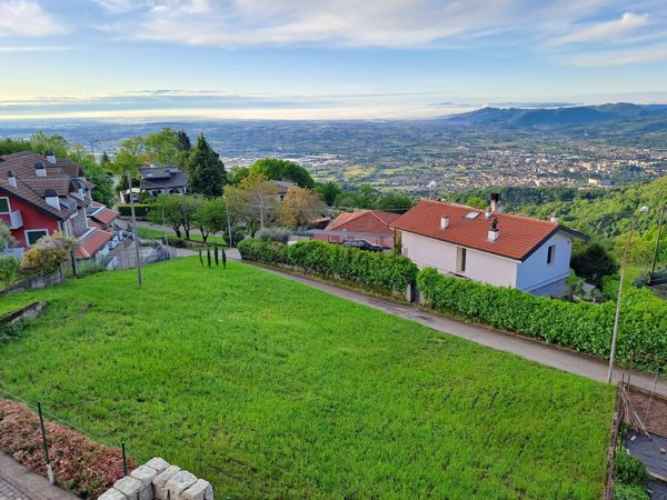 terreno edificabile in vendita a Schio in zona Tretto