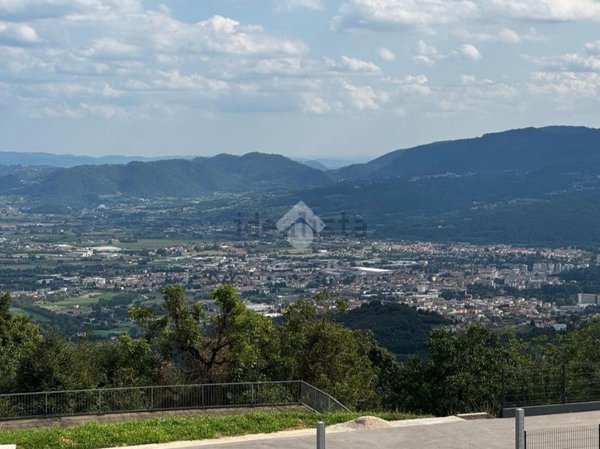 terreno edificabile in vendita a Schio in zona Tretto