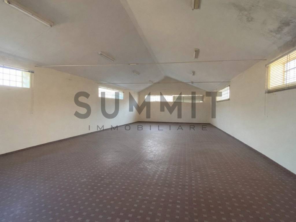 locale commerciale in vendita a Schio