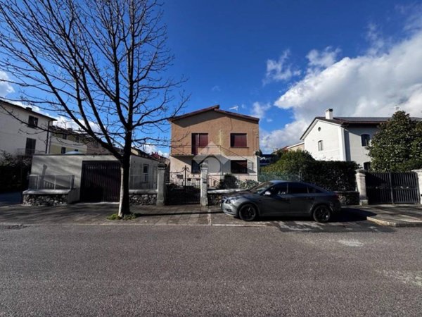 casa indipendente in vendita a Schio
