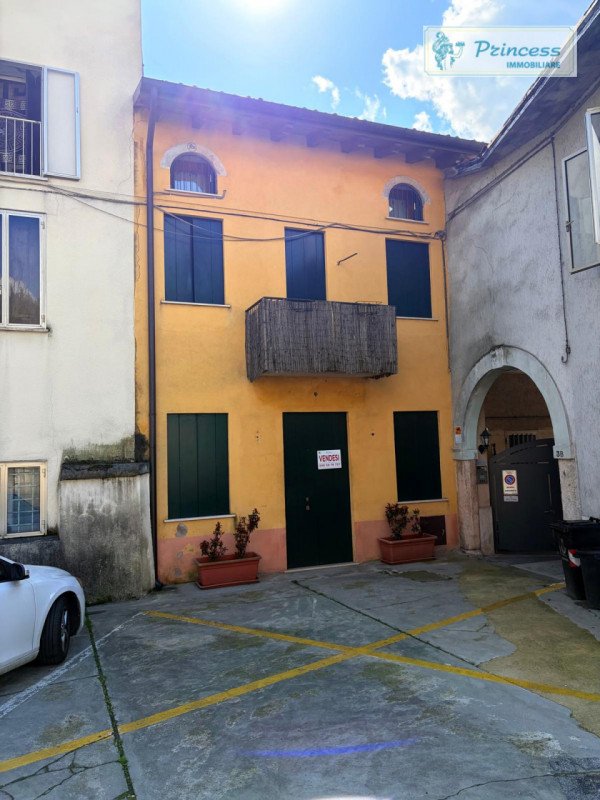 appartamento in vendita a Schio in zona Magrè