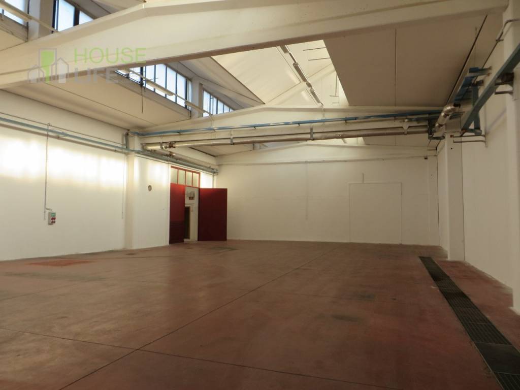 locale commerciale in vendita a Schio