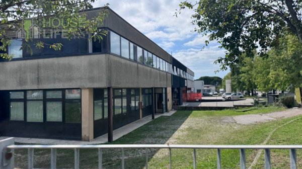 locale commerciale in vendita a Schio in zona Vegri