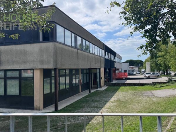 locale commerciale in vendita a Schio in zona Vegri