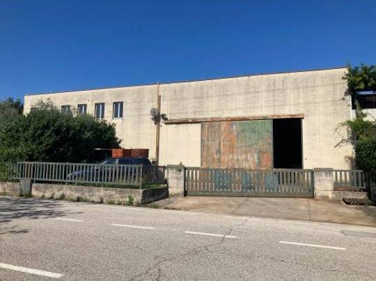 locale commerciale in vendita a Schio