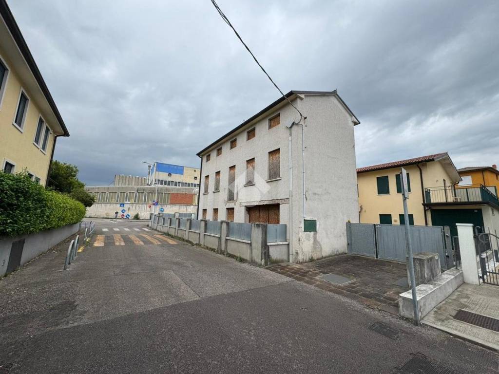 casa indipendente in vendita a Schio in zona Santa Croce