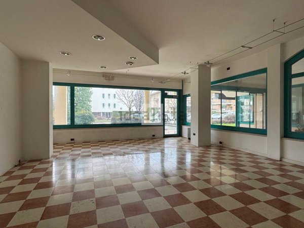 locale commerciale in vendita a Schio