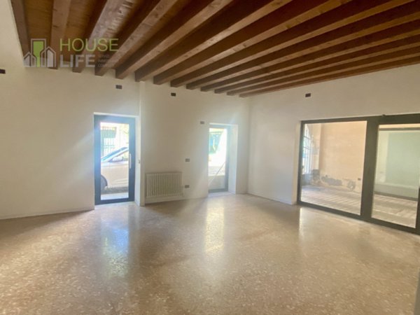 negozio in vendita a Schio in zona Monte Magrè