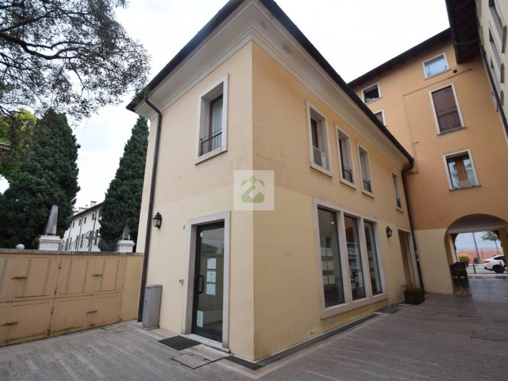 ufficio in vendita a Schio in zona Monte Magrè