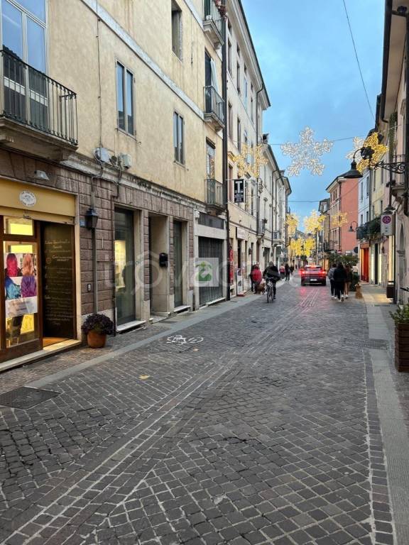 negozio in vendita a Schio in zona Monte Magrè