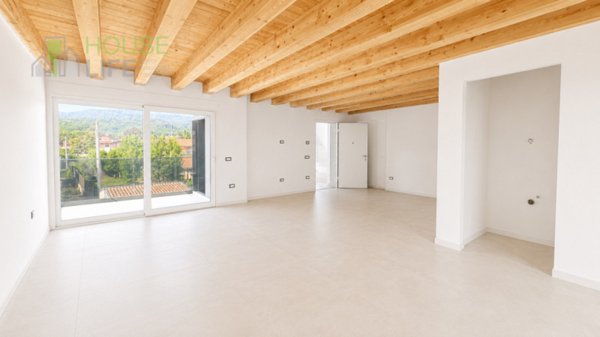 appartamento in vendita a Schio in zona Magrè