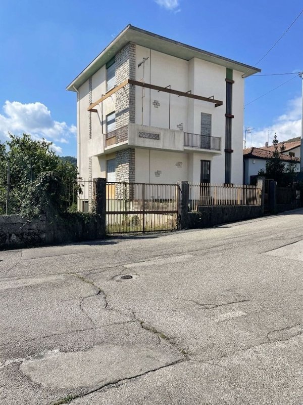casa indipendente in vendita a Schio in zona Magrè